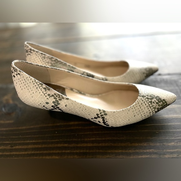 VINCE CAMUTO Naureen Women's Kitten Heel Pumps Metallic Taupe Snake Sz 8M - Picture 6 of 6